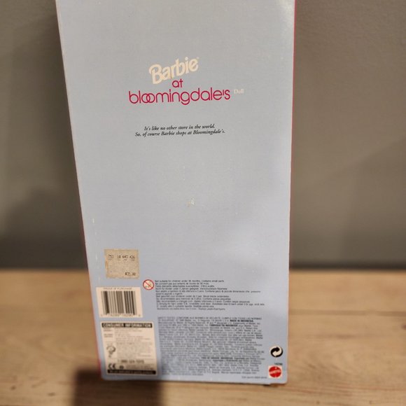 Vintage 1996 Barbie at Bloomingdales NIB - Picture 3 of 3